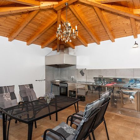 Villa Buroli With Pool, Sauna And Jacuzzi المظهر الخارجي الصورة