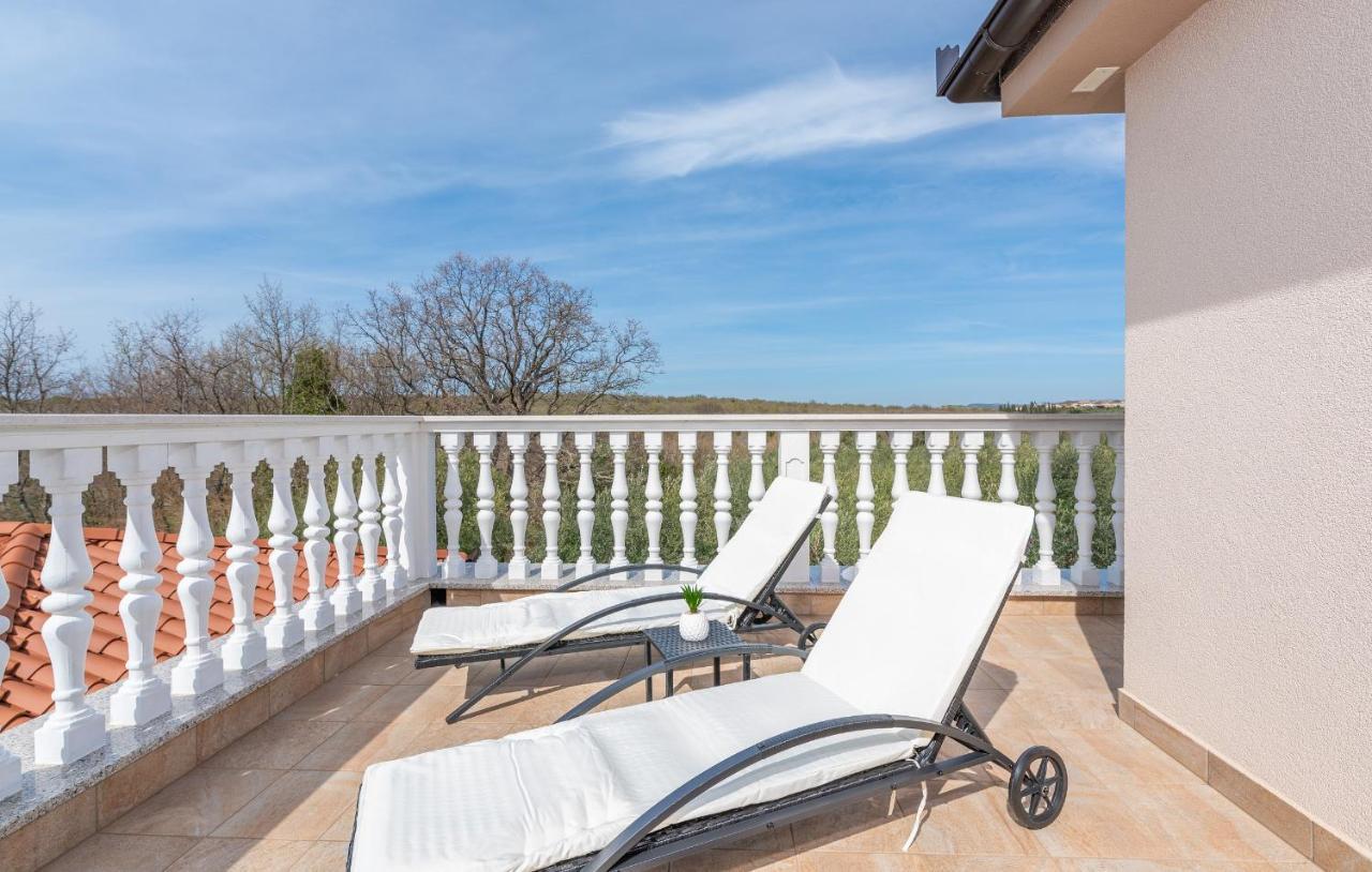 Villa Buroli With Pool, Sauna And Jacuzzi المظهر الخارجي الصورة