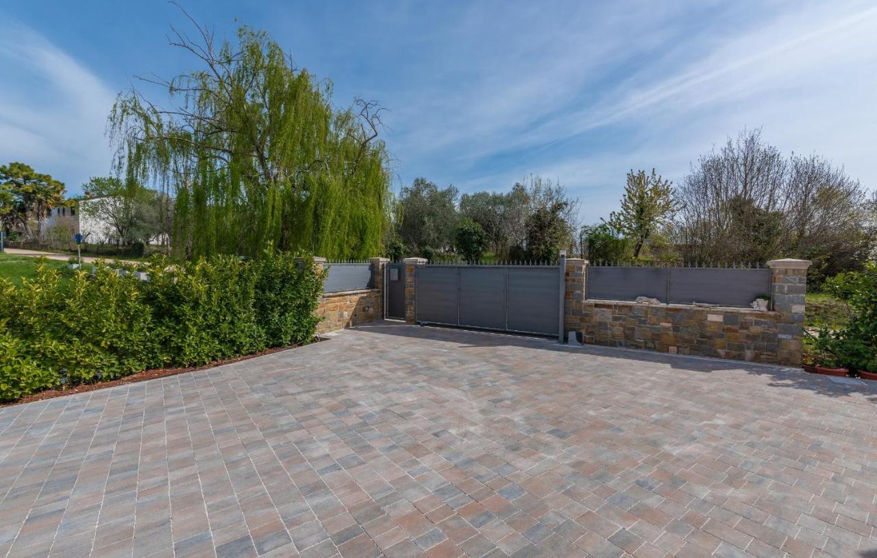 Villa Buroli With Pool, Sauna And Jacuzzi المظهر الخارجي الصورة