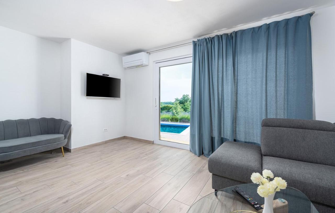 Villa Buroli With Pool, Sauna And Jacuzzi المظهر الخارجي الصورة
