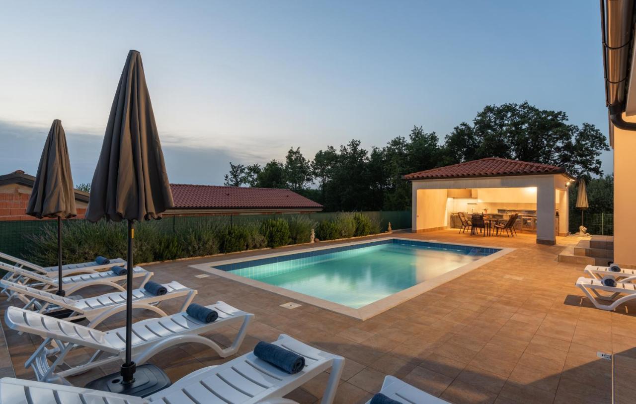 Villa Buroli With Pool, Sauna And Jacuzzi المظهر الخارجي الصورة