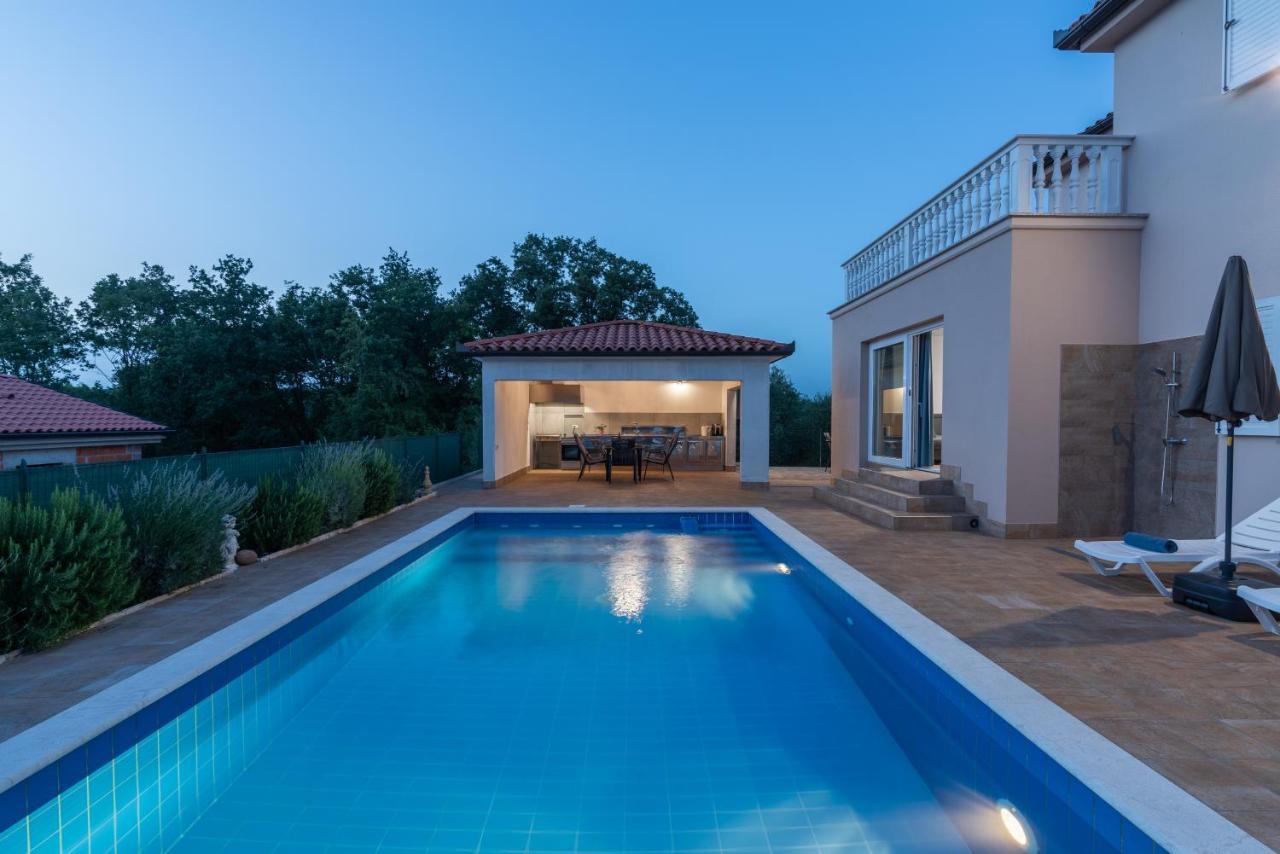 Villa Buroli With Pool, Sauna And Jacuzzi المظهر الخارجي الصورة