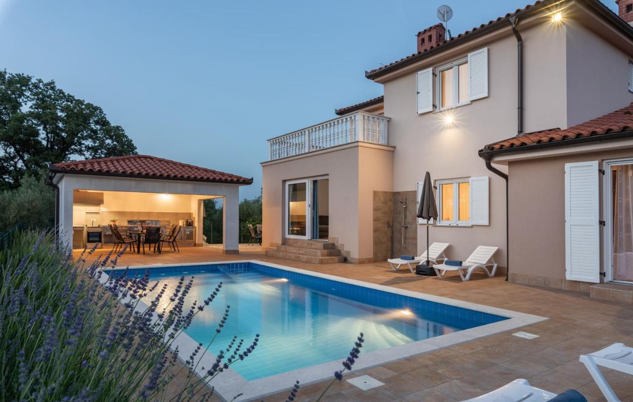 Villa Buroli With Pool, Sauna And Jacuzzi المظهر الخارجي الصورة