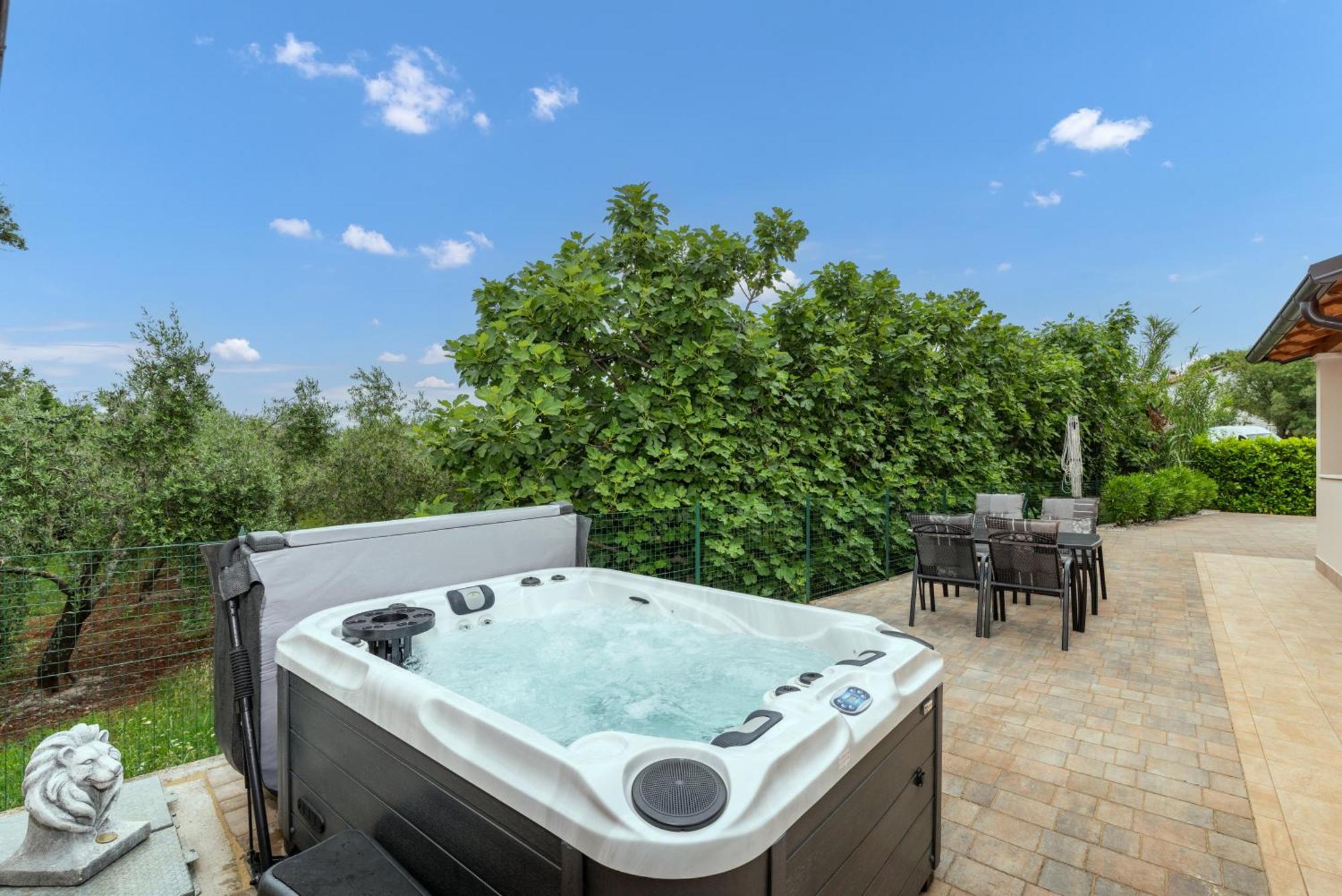 Villa Buroli With Pool, Sauna And Jacuzzi المظهر الخارجي الصورة