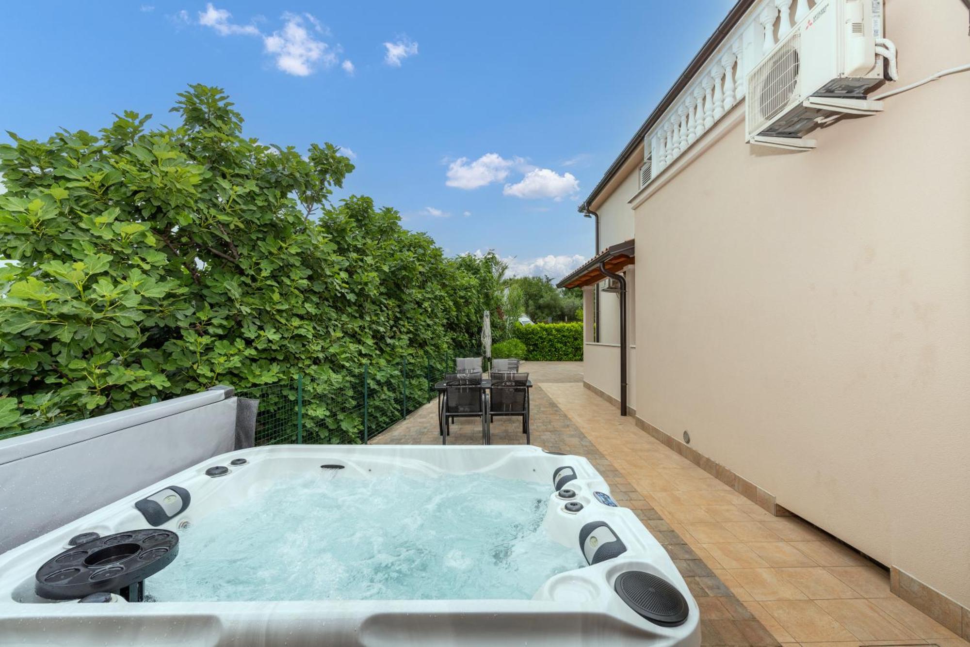 Villa Buroli With Pool, Sauna And Jacuzzi المظهر الخارجي الصورة