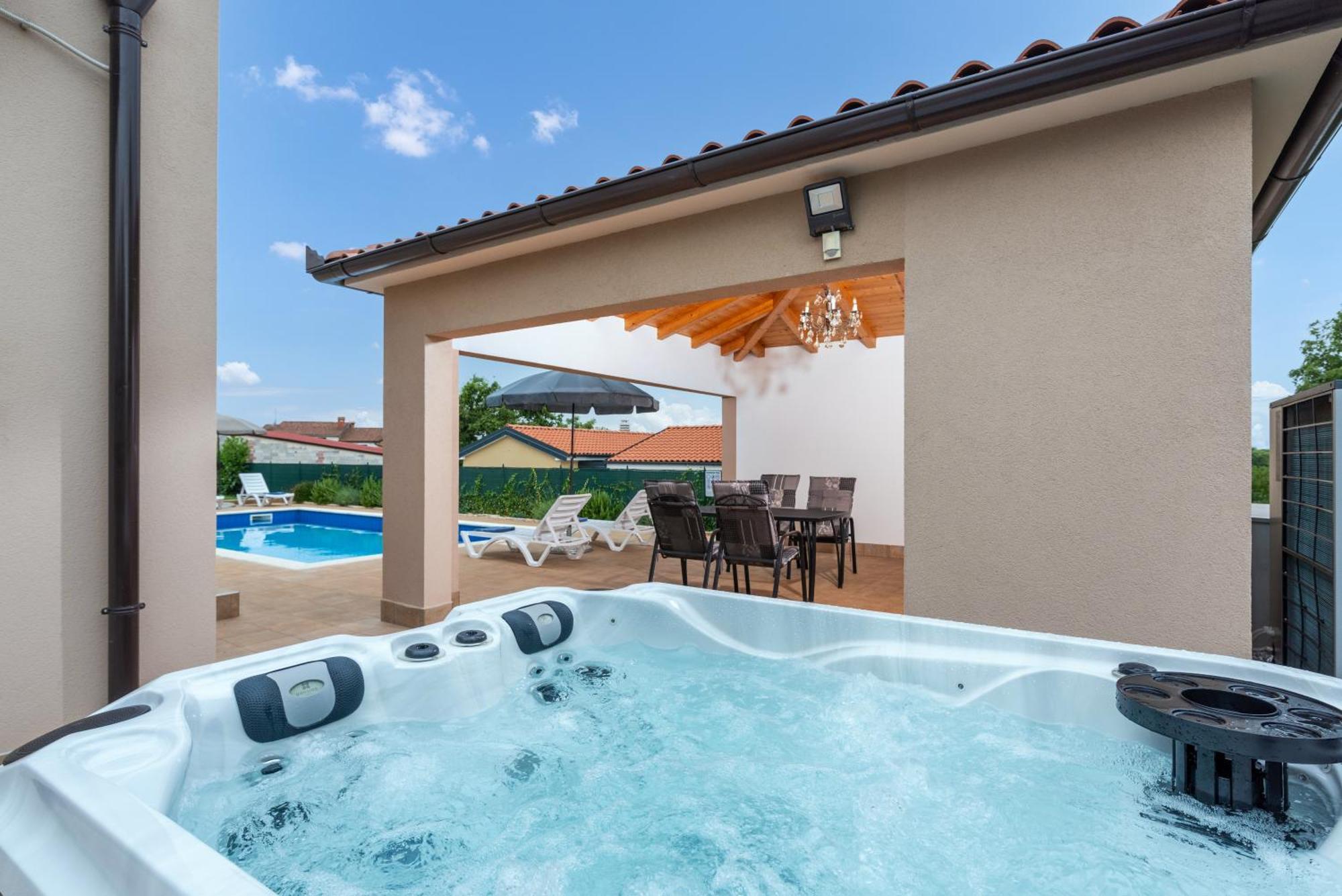Villa Buroli With Pool, Sauna And Jacuzzi المظهر الخارجي الصورة