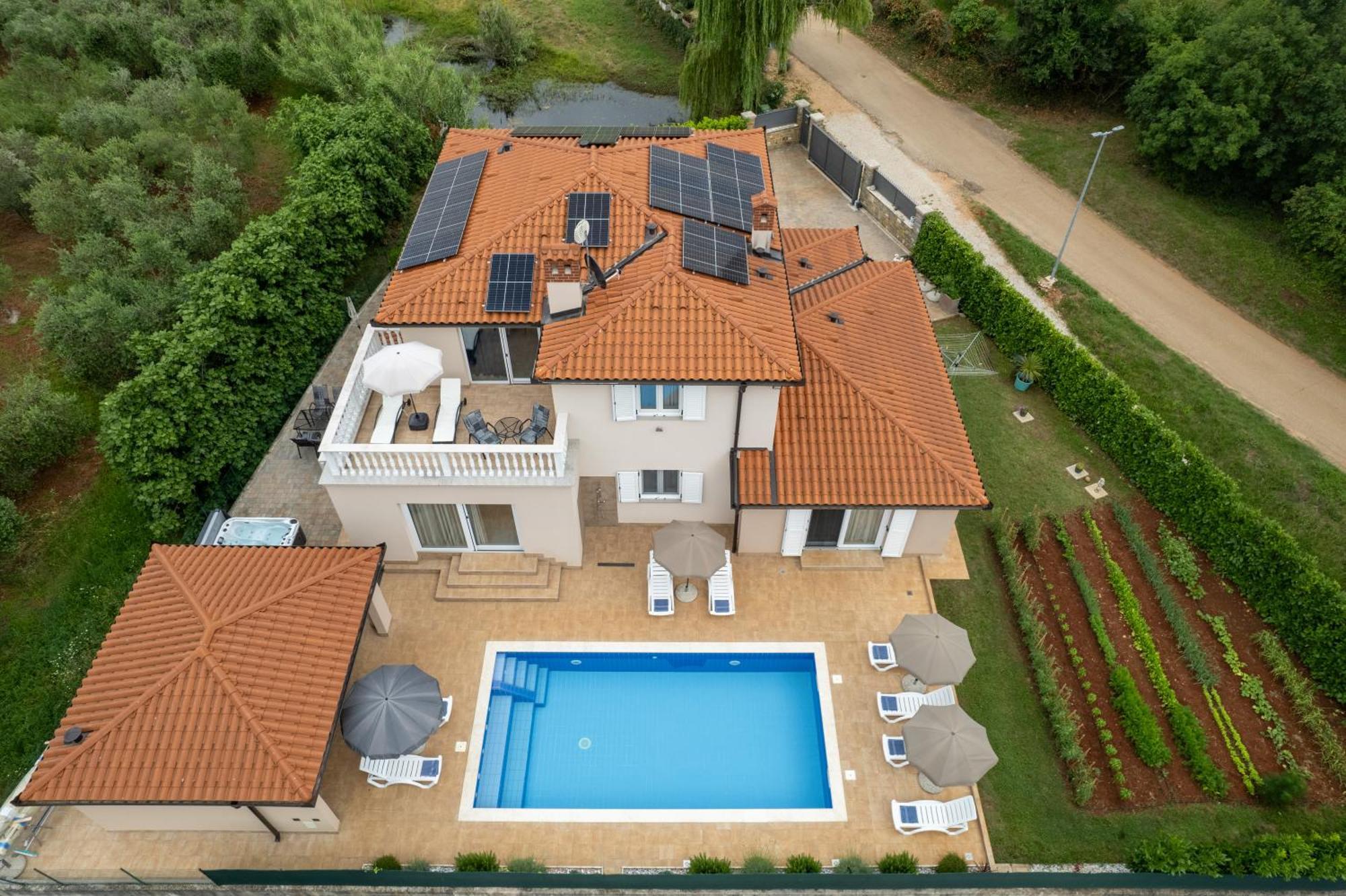 Villa Buroli With Pool, Sauna And Jacuzzi المظهر الخارجي الصورة
