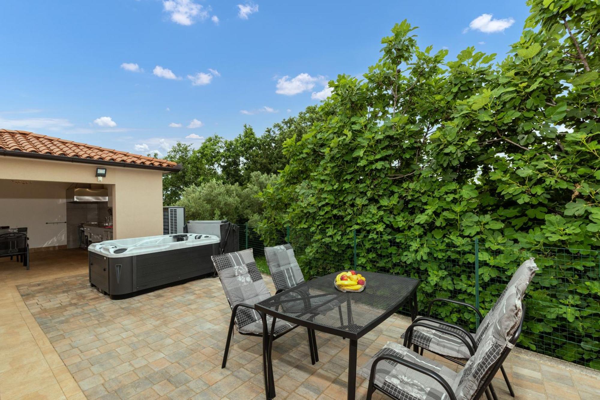 Villa Buroli With Pool, Sauna And Jacuzzi المظهر الخارجي الصورة